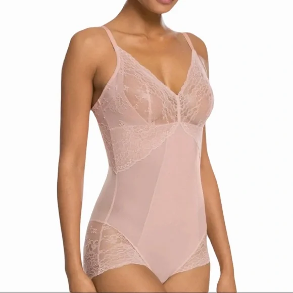 Spanx Spotlight On Lace Bodysuit - Picture 3 of 6
